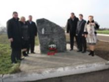 В Марьинке митингом-реквиемом почтили память жертв голодомора (фото)