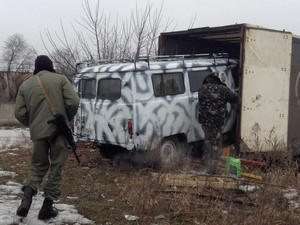 Волонтеры доставили украинским военным в Курахово автомобили, одежду, продукты и детские рисунки