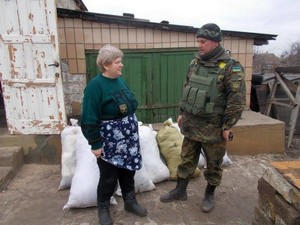 Волонтеры с военными доставили гуманитарную помощь в разрушенную войной Красногоровку