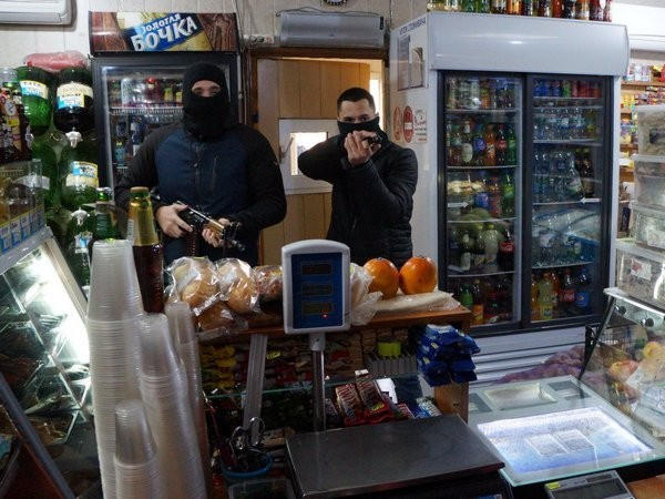 В Угледаре «ограбление» магазина закончилось погоней и захватом заложника