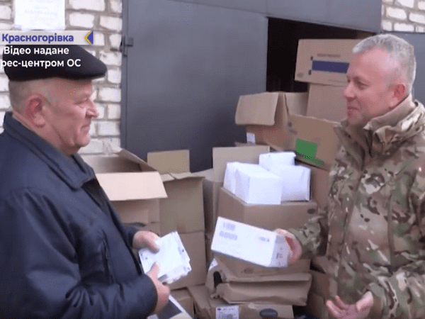 В районную больницу в прифронтовой Красногоровке военные доставили крупную партию гуманитарной помощи