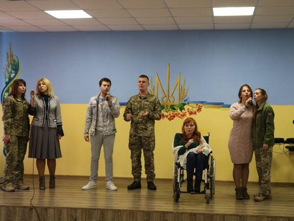 Для поддержания боевого духа украинских военных в Марьинке прошел благотворительный концерт