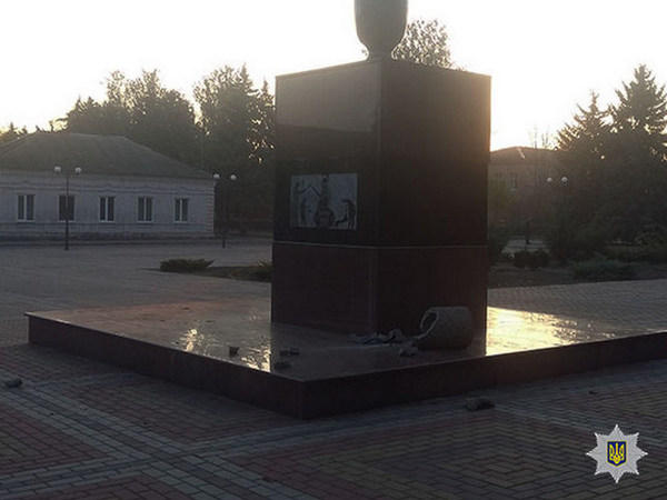 Полицейские задержали троих мужчин, которые разрушали памятники в Великой Новоселке