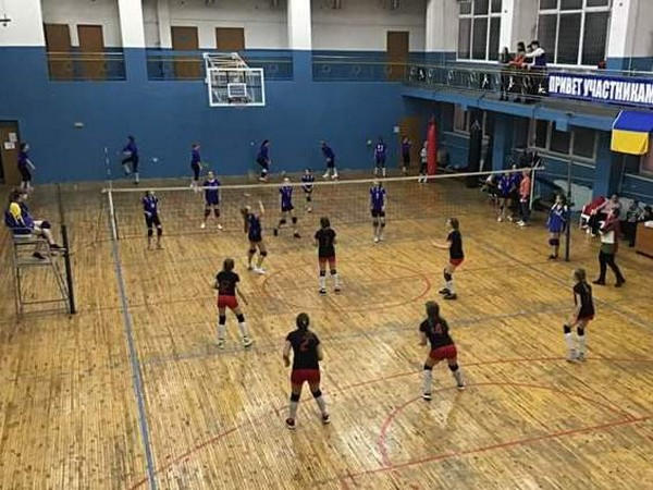 Кураховские волейболистки стали лучшими на домашнем Открытом турнире