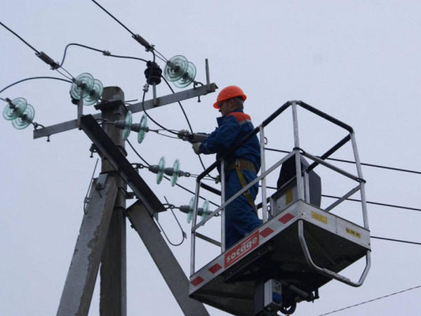 После около двух недель без света в прифронтовой Марьинке приступили к восстановлению электроснабжения