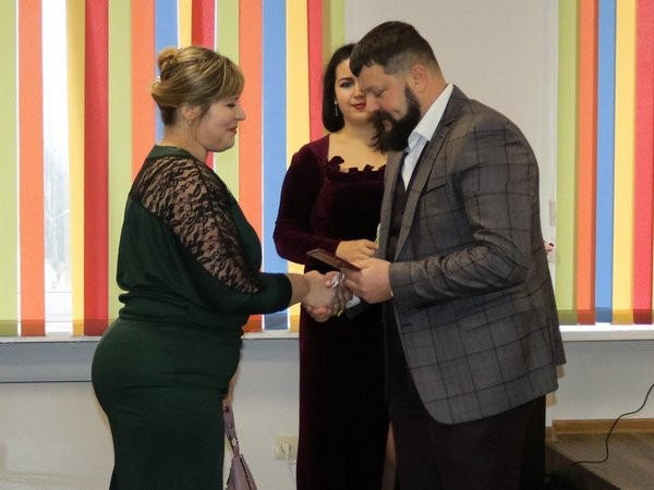 Две жительницы Марьинского района удостоены почетного звания «Мать-героиня»