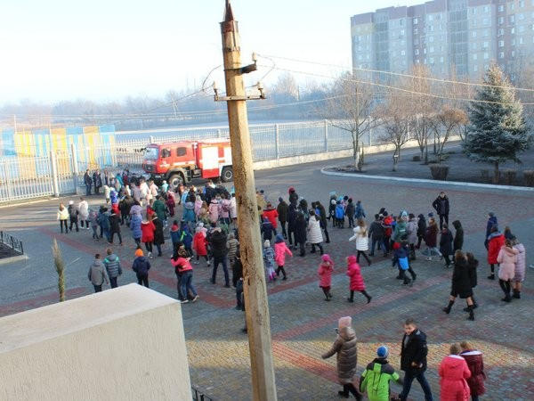В Угледаре спасатели эвакуировали учащихся из учебно-воспитательного комплекса