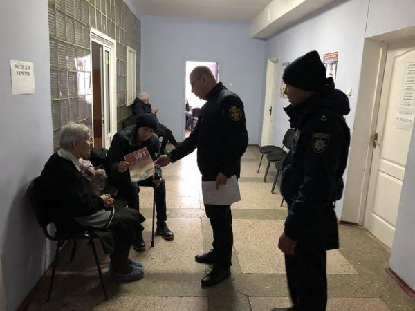 Спасатели с полицейскими проводят рейды в Кураховской городской больнице
