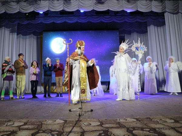 Накануне Дня Святого Николая детям Марьинки подарили праздничное представление