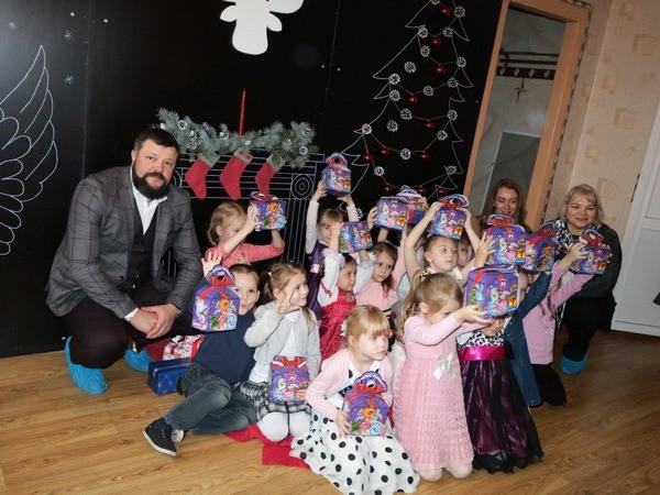 Дети из прифронтовых населенных пунктов Марьинского района получат новогодние подарки