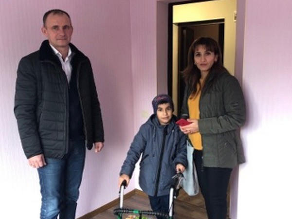 Семья из Курахово в День святого Николая получила ключи от двухкомнатной квартиры