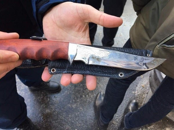 Жители Марьинского района ходят по улице с оружием