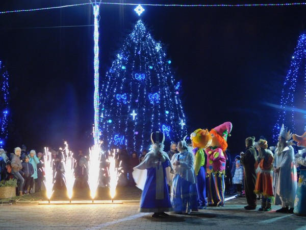 В Курахово отметили День святого Николая и зажгли главную новогоднюю елку