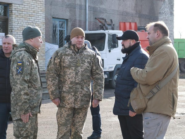 В Марьинку и Красногоровку доставили 20 тонн стройматериалов для ремонта поврежденных больниц и жилых домов