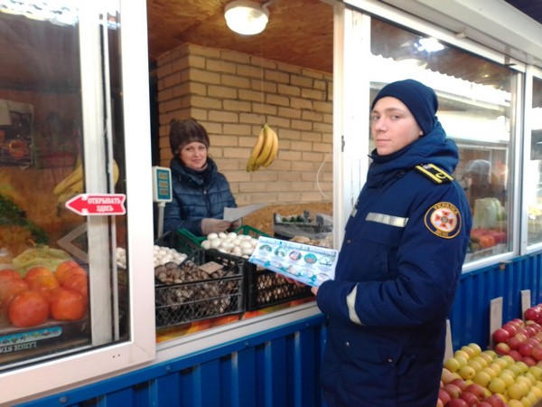 Спасатели провели профилактический рейд на рынке в Курахово
