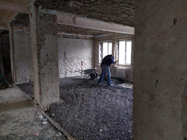 В Курахово продолжается ремонт будущего Центра предоставления административных услуг
