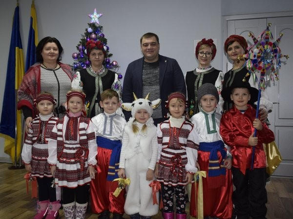 В Угледаре дети пришли колядовать и посевать к мэру города