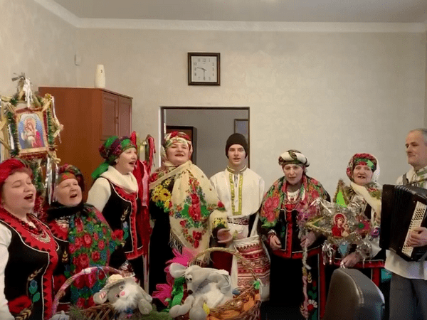 В Великой Новоселке местные жители пришли щедровать в отделение полиции