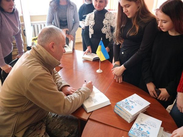 В прифронтовой Марьинке презентовали книгу с рассказами, написанными на войне