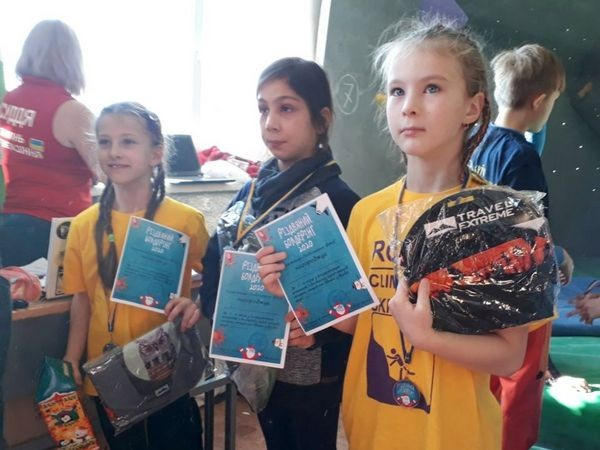 Маленькая спортсменка из Курахово заняла третье место на Всеукраинских соревнованиях по скалолазанию