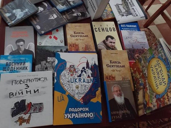 В прифронтовой Марьинке школьная библиотека пополнилась новыми книгами