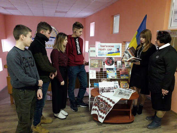 В Марьинке организовали выставку, посвященную героическому бою под Крутами