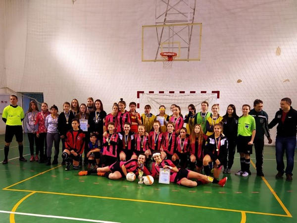 Девушки-футболистки из Марьинки заняли второе место на открытом кубке Краматорска по футзалу
