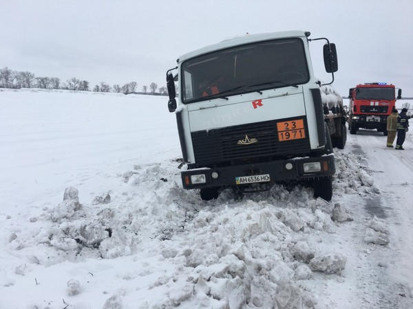 Спасателям и военным пришлось вытаскивать грузовик, который застрял в снежном сугробе на дороге Курахово - Угледар