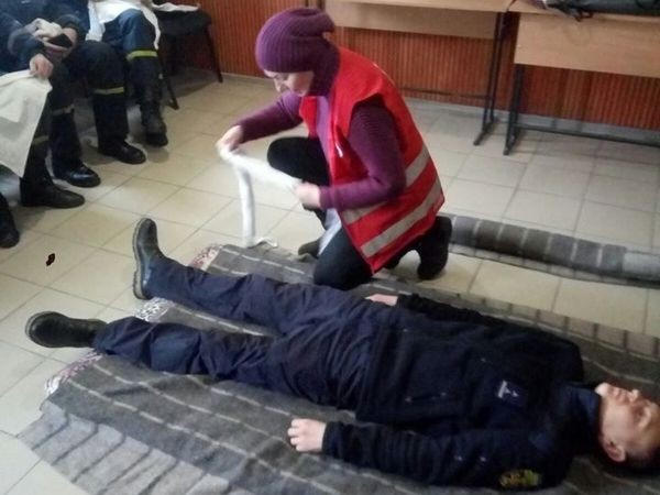 В Курахово спасателей учат оказывать первую помощь