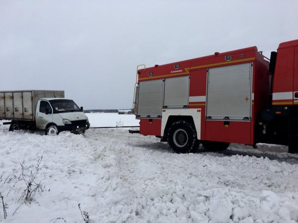 Легковые автомобили, автобусы и грузовики: в снежных заносах в Марьинском районе застряли более 10 транспортных средств