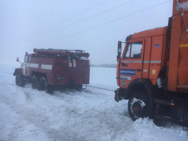 В Марьинском районе грузовики продолжают застревать в снежных заносах
