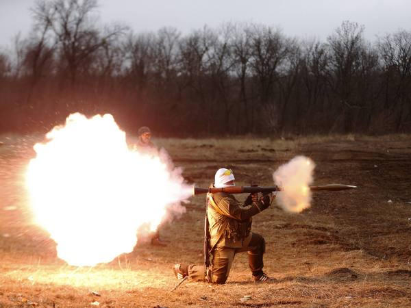 В Марьинском районе боевики ведут обстрелы из противотанковых гранатометов