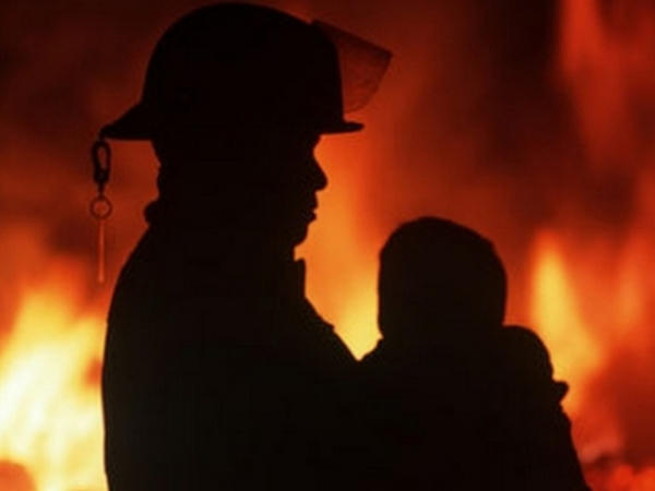 Во время тушения пожара в Курахово пожарные спасли троих детей и одного взрослого