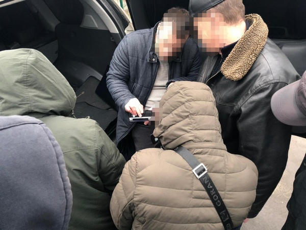 Должностное лицо Марьинской ВГА задержано во время получения взятки