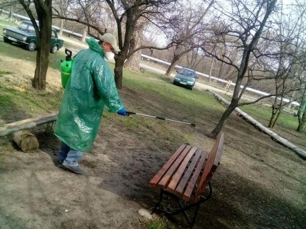 В Курахово в связи с эпидемией коронавируса дезинфицируют улицы, дороги и подъезды