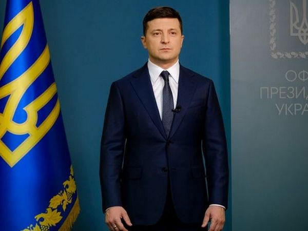 В связи с эпидемией коронавируса Владимир Зеленский пообещал пенсионерам денежные доплаты