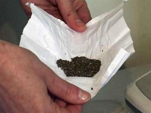 В Марьинке у прохожего полицейские обнаружили наркотики