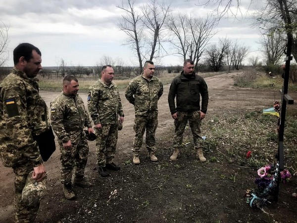 В Марьинском районе военнослужащие почтили память погибших побратимов