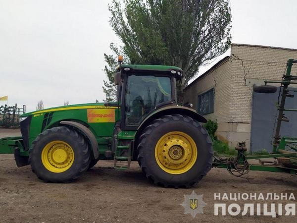 В Марьинском районе в поле подорвался трактор