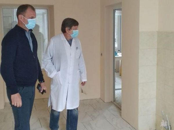 В Курахово в две смены ремонтируют инфекционное отделение в городской больнице
