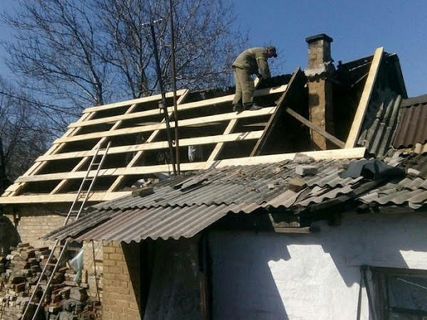 В Марьинке и Красногоровке восстановили еще 6 разрушенных войной домов