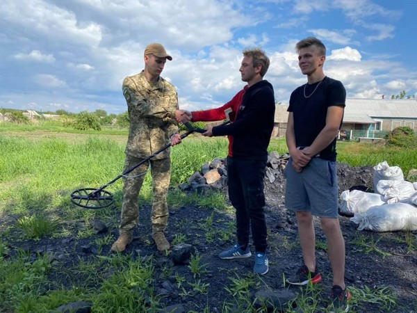 Военные подарили молодежи из Марьинского района миноискатель