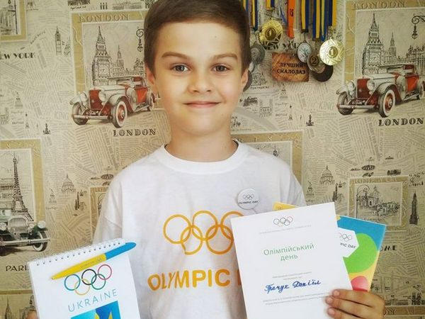 Юный скалолаз из Марьинского района получил призы от Национального олимпийского комитета Украины