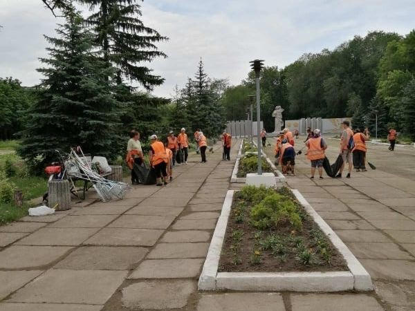 Несмотря на действия вандалов, в Курахово продолжаются работы по благоустройству города