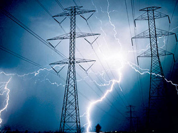 Из-за попадания молнии в электроопору жители Марьинского района остались без электричества