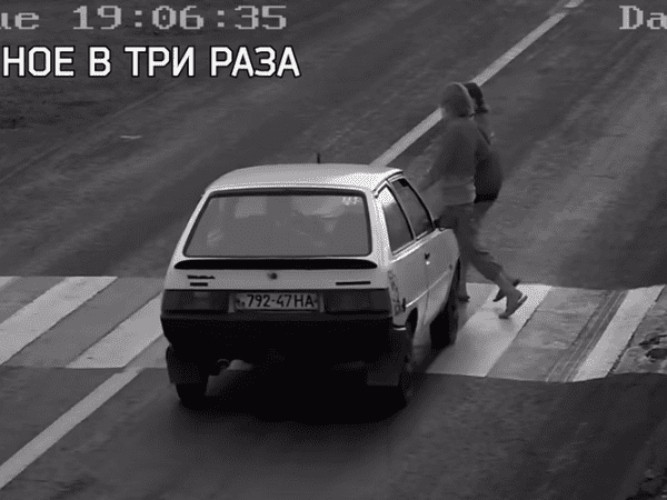 Опубликовано шокирующее видео ДТП вблизи Курахово, в результате которого пострадали два человека