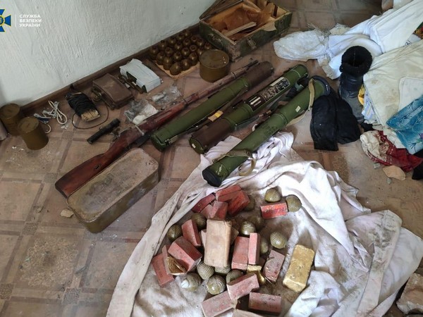 В одном из разрушенных домов в Марьинке обнаружен крупный тайник с оружием и взрывчаткой