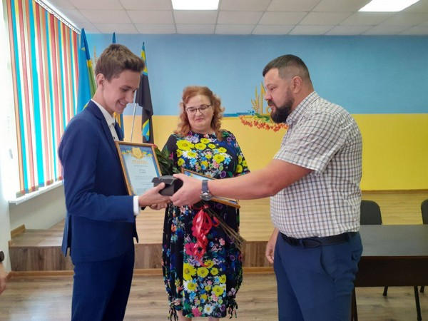 Глава Марьинского района поздравил выпускника Кураховского лицея, который набрал 200 баллов на ВНО