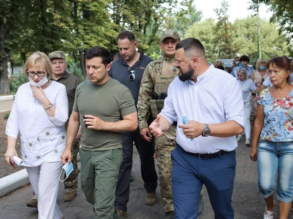 Владимир Зеленский посетил прифронтовую Марьинку