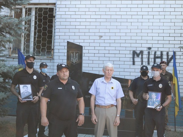 В прифронтовой Марьинке почтили память погибших правоохранителей